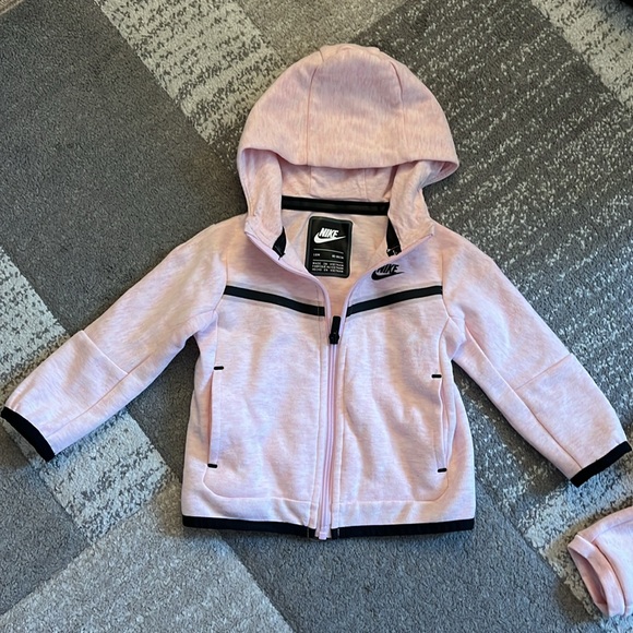 Pink Nike tech jogger outfit - Picture 2 of 7